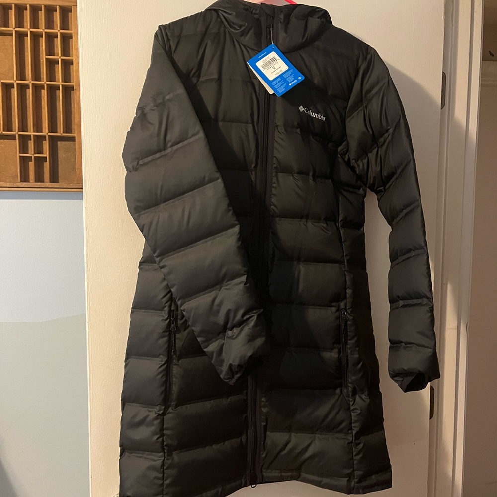 Medium long lightweight down Columbia jacket. NWT